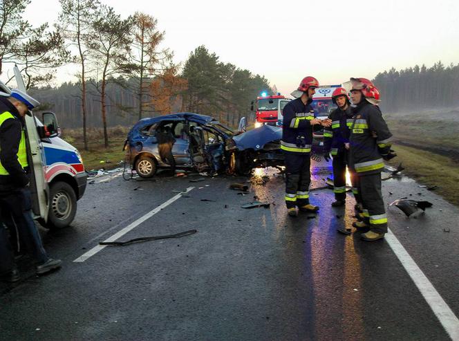 Czołowe zderzenie dwóch aut pod Bydgoszczą. Cztery osoby są ranne