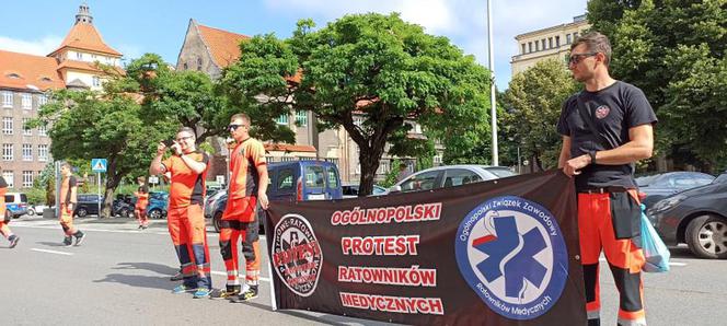 Protest ratowników medycznych w centrum Katowic. Domagają się podwyżek, zablokowali główną ulicę miasta [ZDJĘCIA]