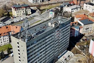 Kiedyś przyjeżdżali tu znani ludzie z całej Polski. Dziś, ogromny hotel z PRL-u stoi opuszczony w Wałbrzychu 