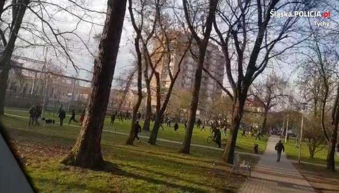 Zadyma pod stadionem GKS-u Tychy. Kibice odpalili race, zareagowała policja. Doszło do przepychanek [ZDJĘCIA, WIDEO]