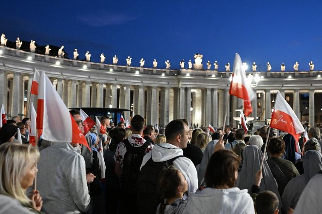 Zło dobrem zwyciężaj. Setki osób czuwały w Watykanie w rocznicę wyboru Jana Pawła II