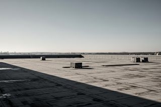 Wypadek w Kaletach: 23-latek spadł z dachu. Jakie obrażenia odniósł?