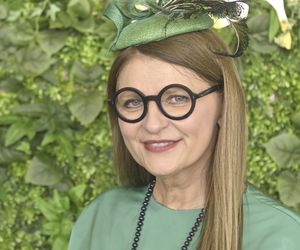 Weronika Rosati z rodzicami na Derbach w Warszawie. Na czerwonym dywanie pojawił się tłum gwiazd!