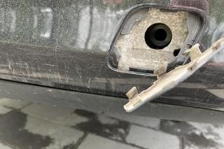 Pod zaślepką znajduje się gwint do ucha holowniczego 