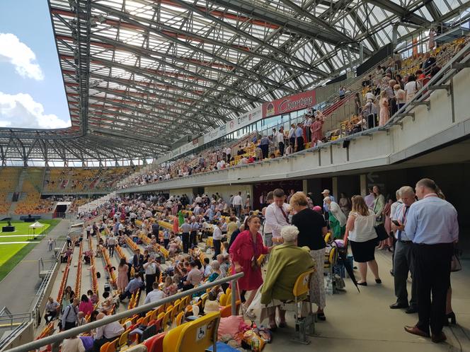 Kongres Świadków Jehowy w Białymstoku. Na stadionie miejskim tysiące uczestników [ZDJĘCIA]