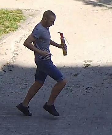To on wpuścił piankę montażową w drzwi Lexusa