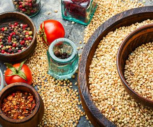 Jak gotować niepaloną kaszę gryczaną, żeby się nie sklejała? Właściwości nieprażonej kaszy z gryki