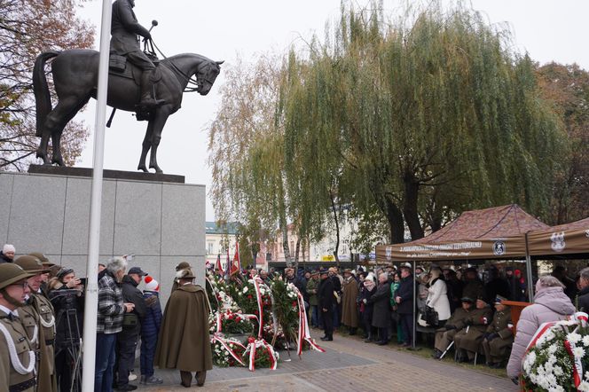  Uroczystości pod pomnikiem Józefa Piłsudskiego w Rzeszowie 