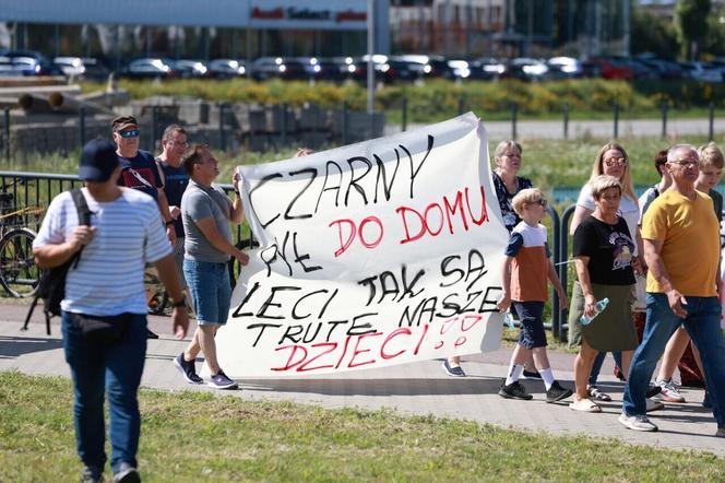 Protest mieszkańców w Letnicy. "Czarny pył do domu leci, tak się truje nasze dzieci" 