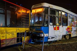 Zderzenie tramwaju z autobusem we Wrocławiu! Cztery osoby poszkodowane [ZDJĘCIA]