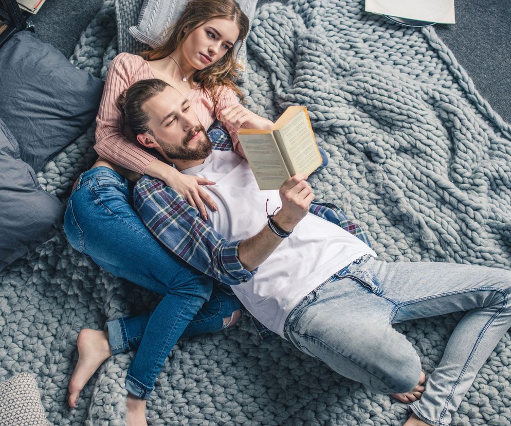 Sapioseksualiści nierzadko spędzają wieczory na wspólnej lekturze, dyskusjach.