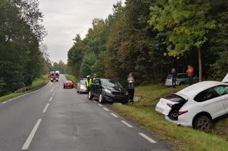 Zablokowana obwodnica Olsztyna! W pobliżu węzła Pieczewo zderzyły się dwa auta. Jedna osoba ranna