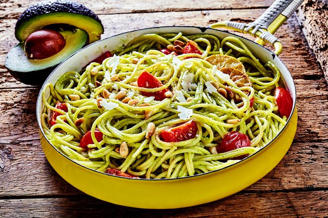 Makaron z awokado i pomidorkami na ciepło: pyszny obiad w 15 minut