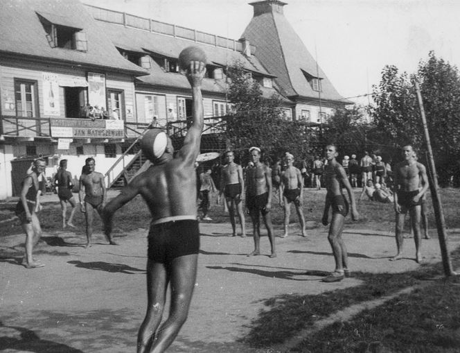 Imprezy na plaży, siatkówka i... zapasy! Zobaczcie, jak warszawiacy kiedyś spędzali lato [GALERIA]