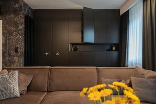 W ciemnych tonach i blasku złota. Nowoczesny dom z nutą elegancji