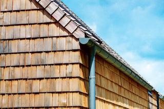 Jakie rynny do dachu bezokapowego? Jak wykończyć dach bez okapu? 