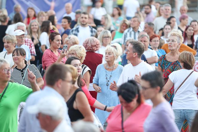 Potańcówka przed teatrem w Katowicach