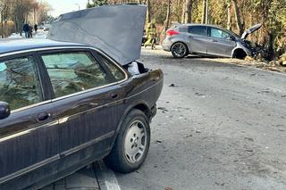 Kierujący sportowym autem roztrzaskał się o eleganckiego jaguara. Sprawca wypadku trafił do szpitala