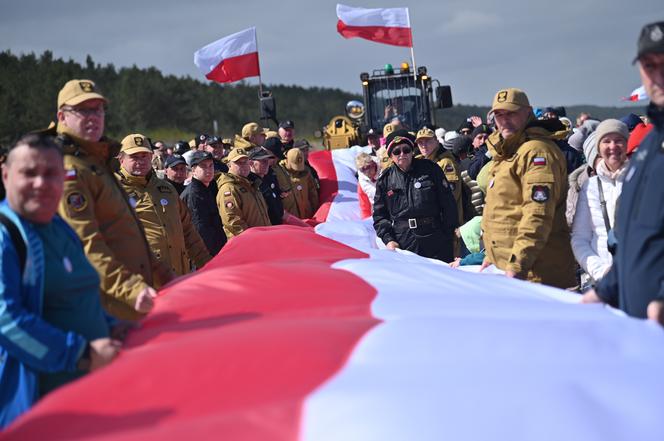 Najdłuższa flaga narodowa w Polsce mierzy ponad 2 km 700 metrów. To nowy rekord Polski!