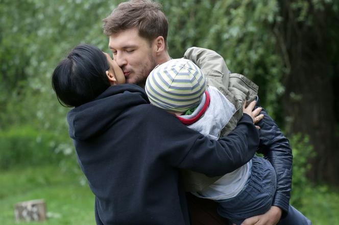 M jak miłość odc. 1452 po wakacjach 2019. Marcin (Mikołaj Roznerski), Iza (Adriana Kalska), Szymek (Staś Szczypiński)