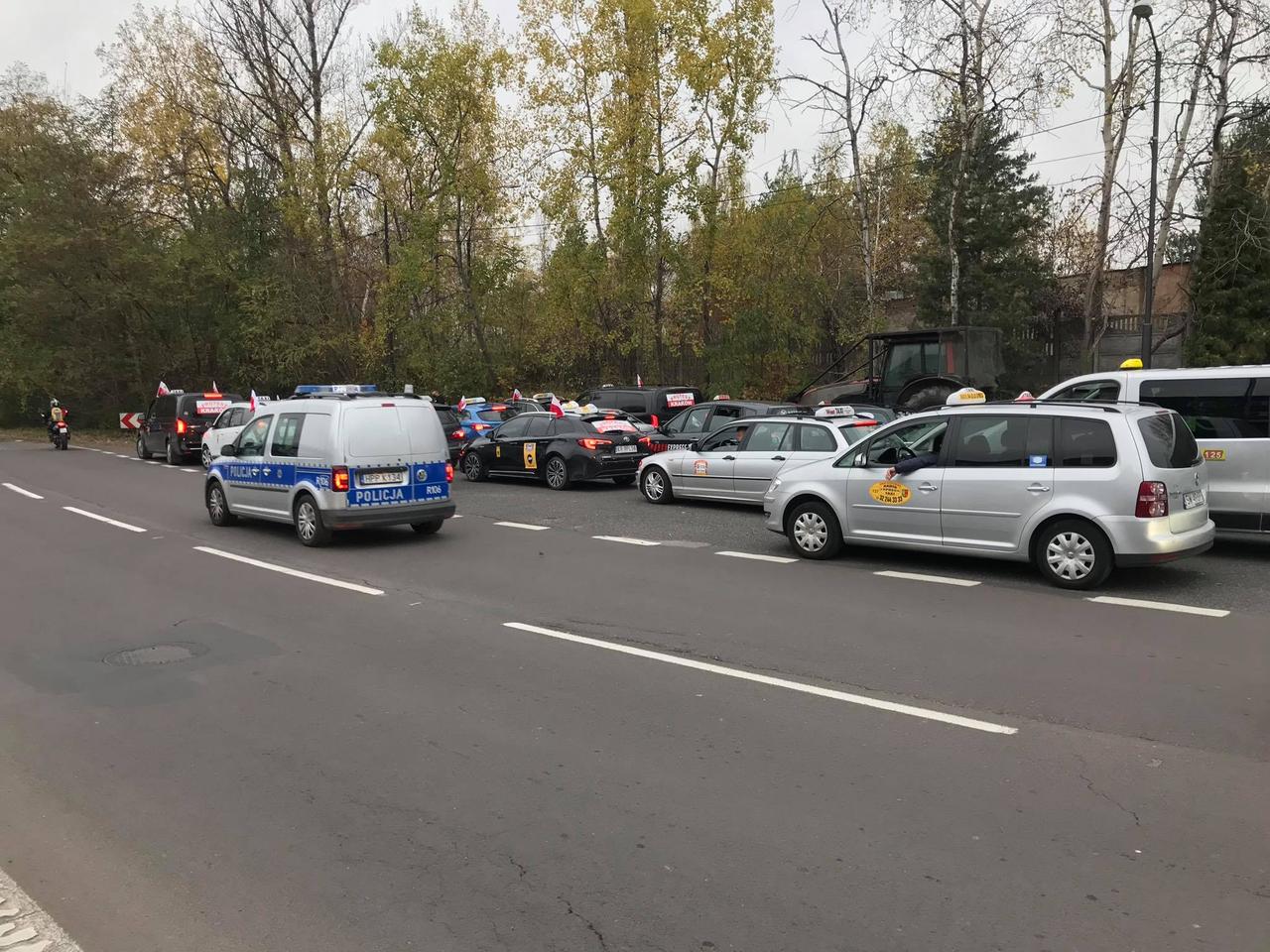 Taksówkarze protestowali na ulicach Katowic. Policjanci ukarali ich mandatami