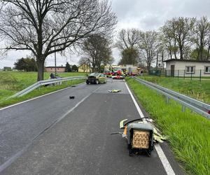 Siła uderzenia wyrzuciła fotel pasażera poza auto. Koszmarny wypadek na prostej drodze