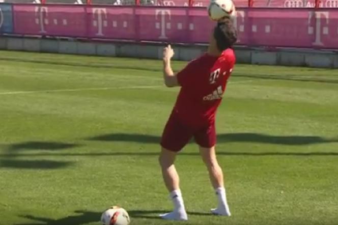 Robert Lewandowski popisuje się na treningu