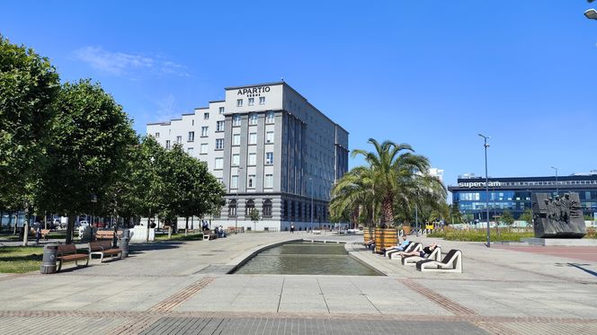 Katowice jak patelnia. Obowiązuje ruch cieniostronny. Nawet gołębie chowają się w cieniu