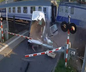 Dostawczak wjechał pod pociąg! Ogromne utrudnienia na kolei