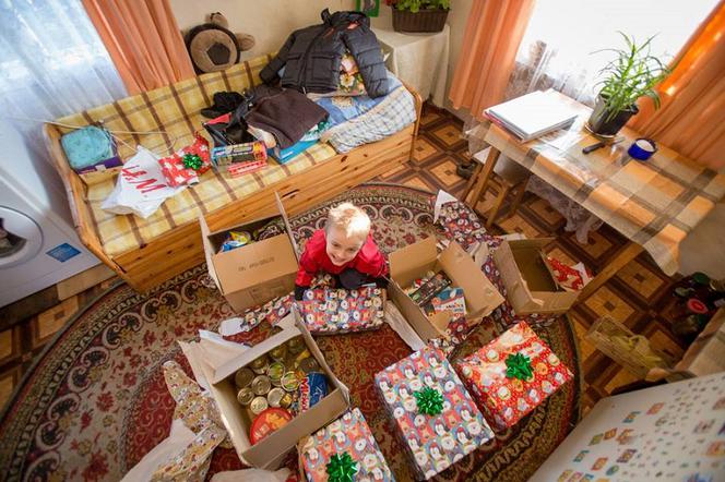 Z prezentów najbardziej cieszą się dzieci.