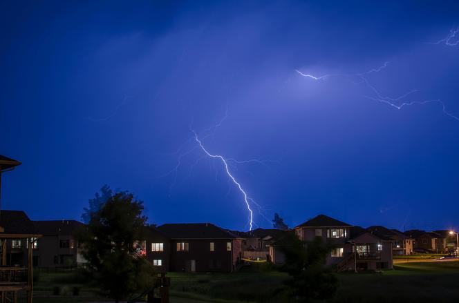 Burza i wyładowania atmosferyczne sprawiają, że lepiej mieć na budynku piorunochron