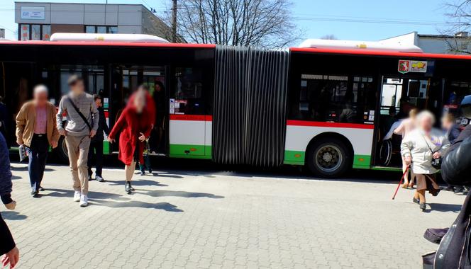 Lublin. Darmowy autobus dowozi wiernych pod drzwi kościoła. Pomysł proboszcza to HIT!