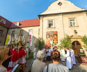 Tradycja w nowoczesnym wydaniu. Dekoracje okienne na Boże Ciało