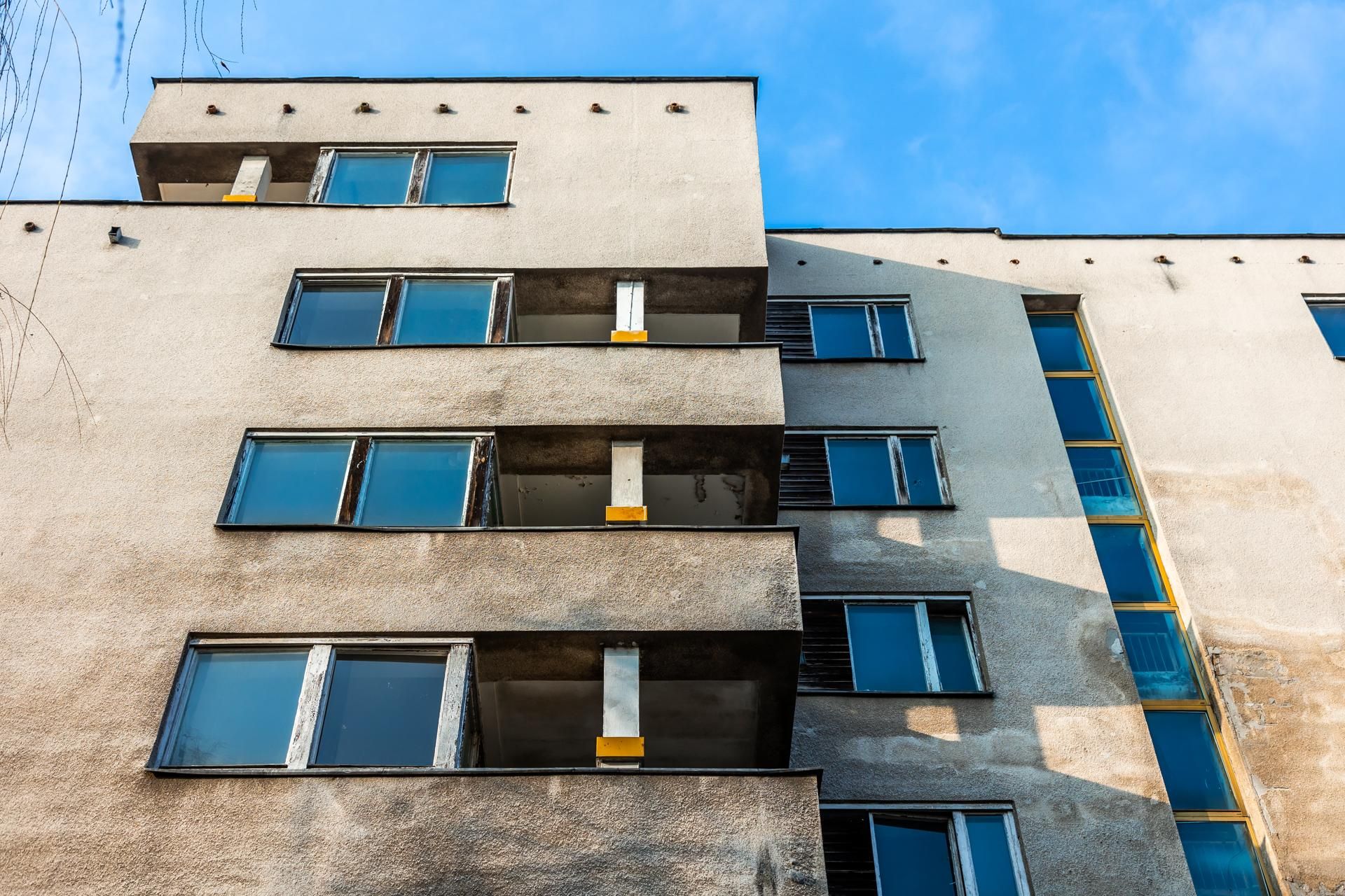 Szpiegowo, blok na Sobieskiego 100 w Warszawie