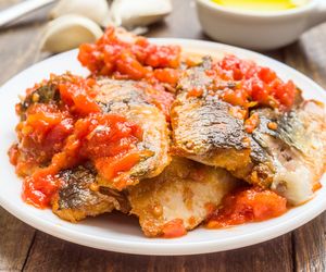 Śledzie opiekane i marynowane w zalewie pomidorowo-octowej