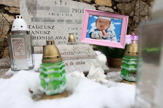 Madzia z Sosnowca miałaby dziś 12 lat. Ktoś ciągle stawia znicze na jej grobie 