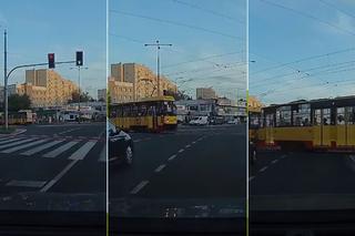 Motorniczy olał czerwone i wjechał tramwajem wprost przed auta