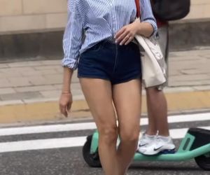 Anna Popek w krótkich szortach paraduje po mieście.