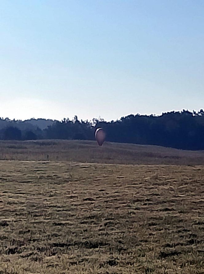 Podejrzane balony spadły na Warmii i Mazurach. Policja apeluje do mieszkańców