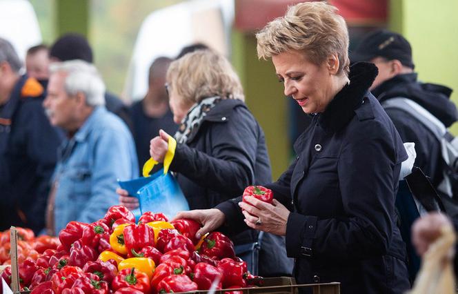 Hanna Zdanowska robi zakupy na bazarku