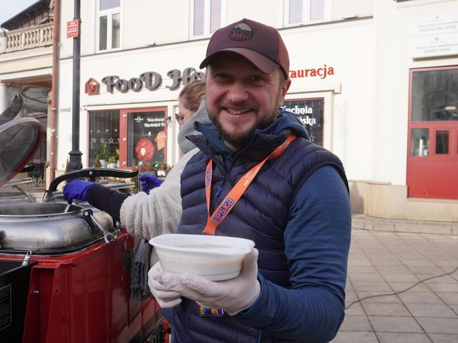 33. Finał Wielkiej Orkiestry Świątecznej Pomocy. Dziennikarze Radia ESKA rozgrzewają Tarnów pysznym żurkiem!