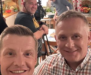 M jak miłość nowy sezon po wakacjach 2025. Paweł (Rafał Mroczek), Artur Rogowski (Robert Moskwa) na planie