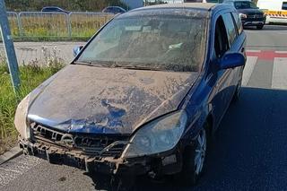 Pijany kierowca utknął oplem na środku ronda w Marzeninie