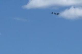 Marsz 4 czerwca. Nad Warszawą przeleciał samolot z napisem Do Berlina