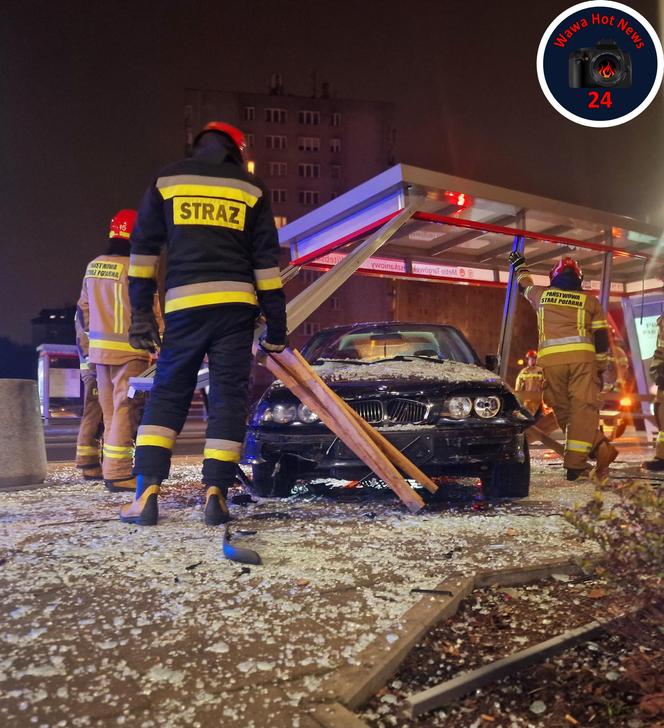 Totalna demolka na Targówku. Bmw rąbnęło w przystanek autobusowy