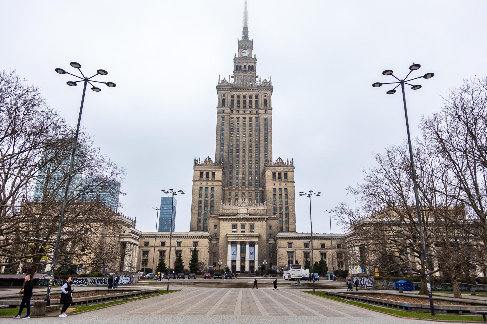 Zobacz najbrudniejsze warszawskie budynki - zdjęcia. Wypiękniałyby, gdyby je umyć