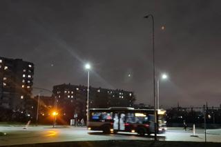 Egipskie ciemności w Krowodrzej Górce. Mieszkańcy muszą oświetlać sobie drogę telefonami