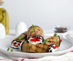 Przepyszne roladki z bakłażana oszołomią twoich znajomych. Ich przygotowanie jest bardzo proste