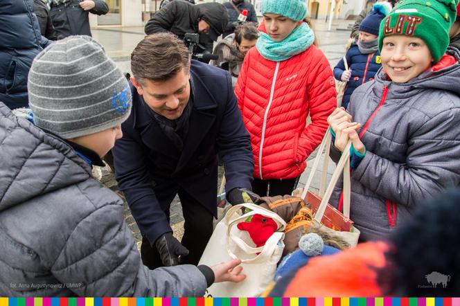 Białystok. Zenek Martyniuk rozdawał dzieciom prezenty