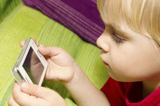 Smartfon i tablet to nie tylko zabawa. Jak pomóc dziecku odnaleźć się w cyfrowej dżungli